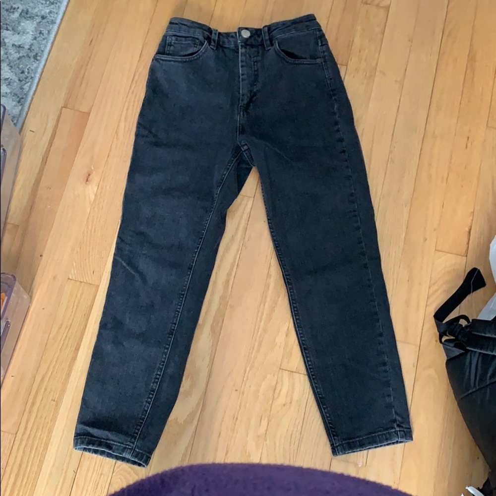 High waisted fitted black jeans straight cut.